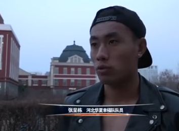 导演宁海强说，影片要讲述三大令人热血沸腾的故事：在那个一个家庭的铁凑在一起都不够打一把菜刀的年代，鞍钢在被帝国主义“卡脖子”的大环境下艰难突围的创业史；有了钢，还要有好钢，以孟泰、王崇伦为代表的鞍钢工人通过技术革新提升钢铁品质的创新史；鞍钢在为共和国贡献钢铁的同时，把最好的技术专家和工人送往全国各地去支援钢铁企业建设的奉献史